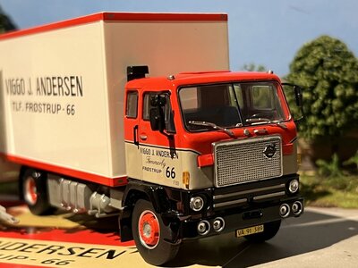 Tekno Volvo F88 motorwagen met 2-assige aanhanger Viggo Andersen