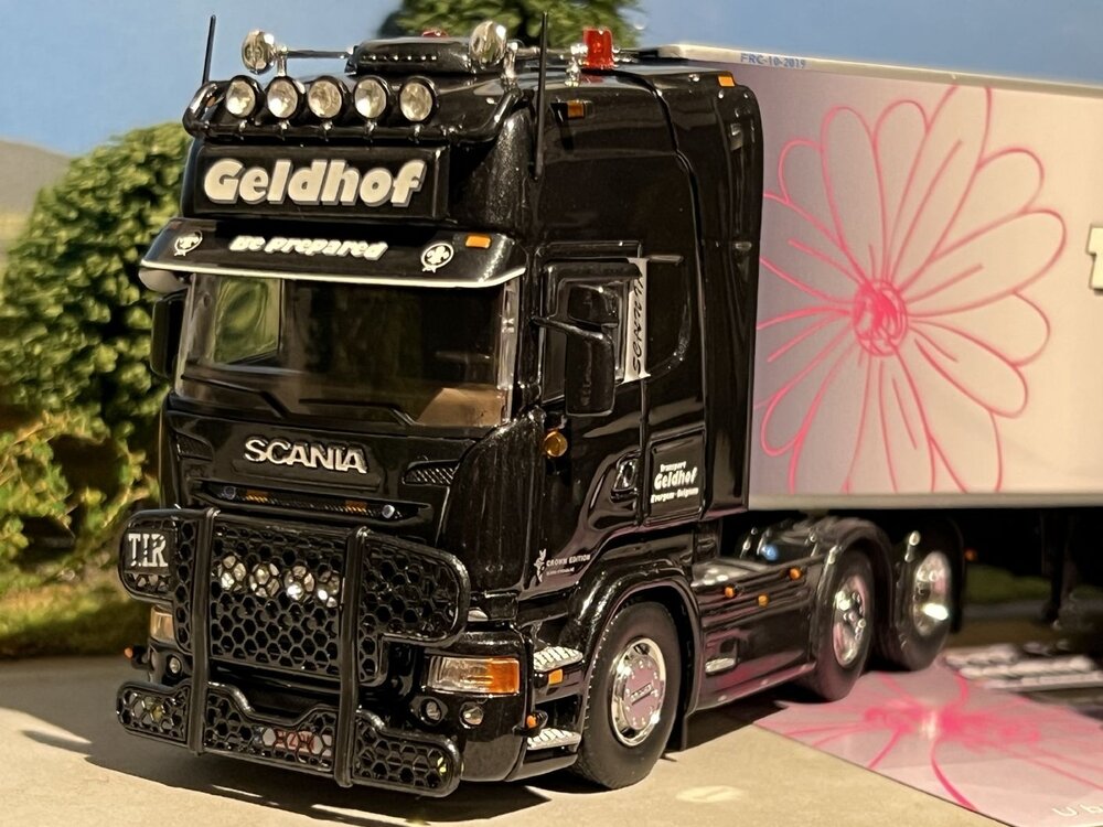 Tekno Tekno Scania R streamline Topline with 3-axle reefer trailer Geldhof Transport (Crown edition) - Copy