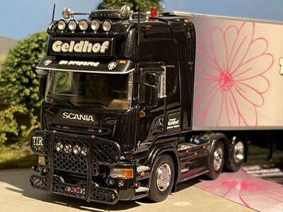 Tekno Tekno Scania R streamline Topline met 3-as koeloplegger Geldhof Transport (Crown edition)