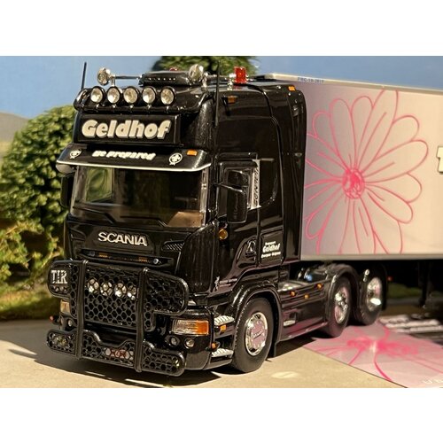 Tekno Tekno Scania R streamline Topline met 3-as koeloplegger Geldhof Transport (Crown edition)