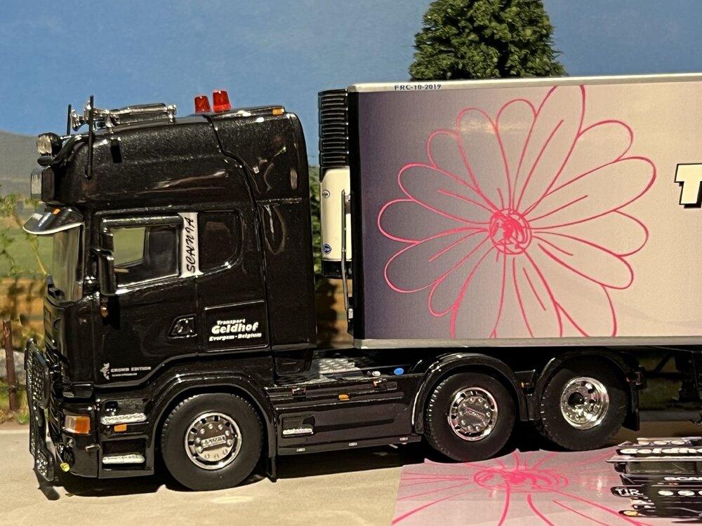 Tekno Tekno Scania R streamline Topline with 3-axle reefer trailer Geldhof Transport (Crown edition) - Copy