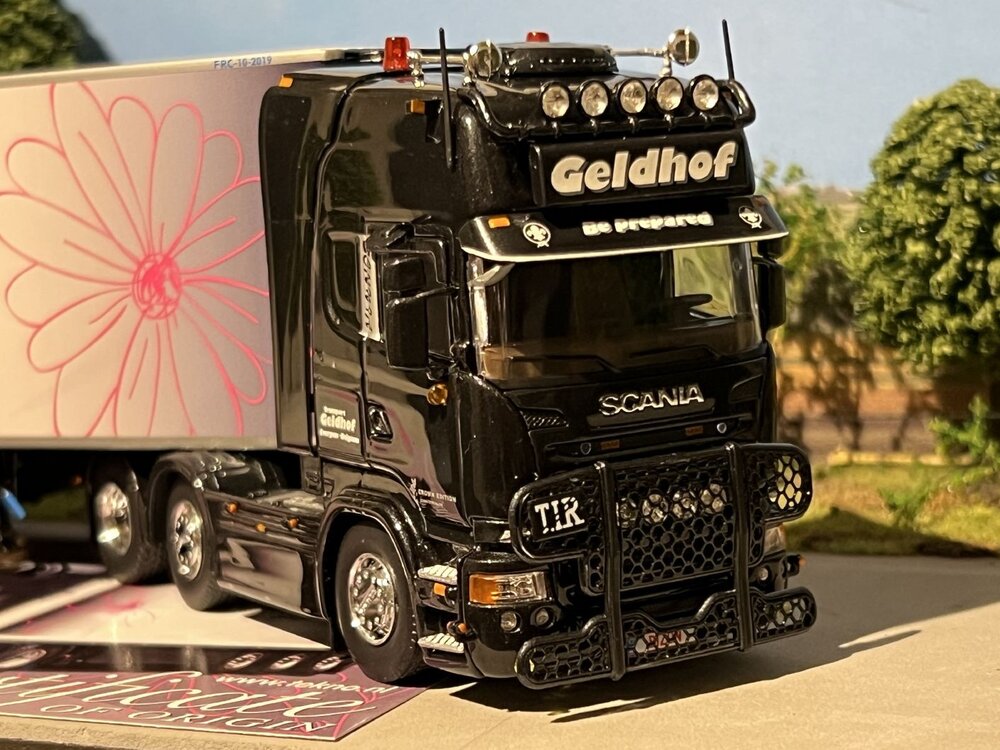 Tekno Tekno Scania R streamline Topline met 3-as koeloplegger Geldhof Transport (Crown edition)