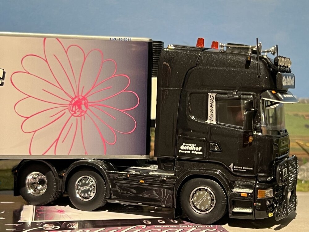 Tekno Tekno Scania R streamline Topline met 3-as koeloplegger Geldhof Transport (Crown edition)