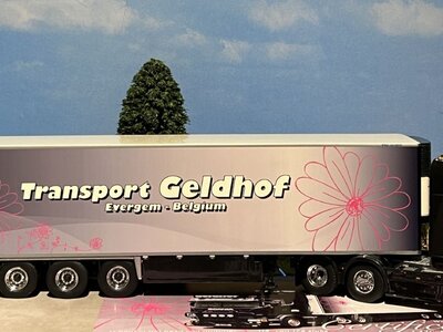 Tekno Tekno Scania R streamline Topline met 3-as koeloplegger Geldhof Transport (Crown edition)