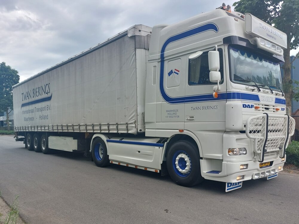 WSI WSI EXCLUSIEF DAF 95XF Super Space Cab 4x2 with 3-axle curtainside trailer TWAN BIERINGS