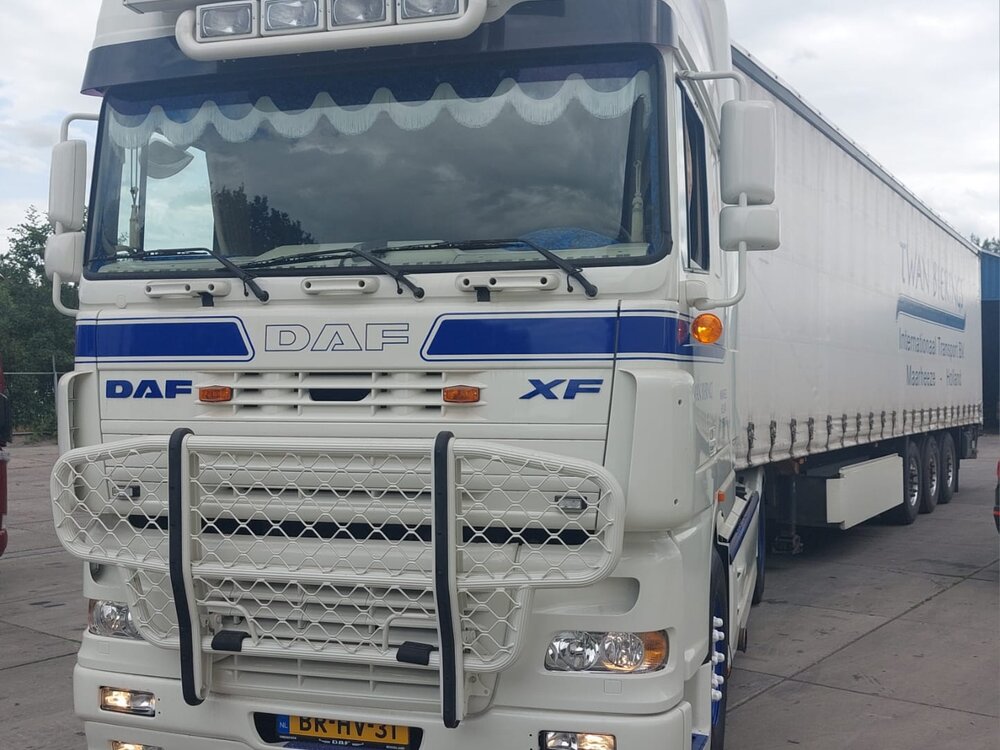 WSI WSI EXCLUSIEF DAF 95XF Super Space Cab 4x2 met 3-as schuifzeilen oplegger TWAN BIERINGS