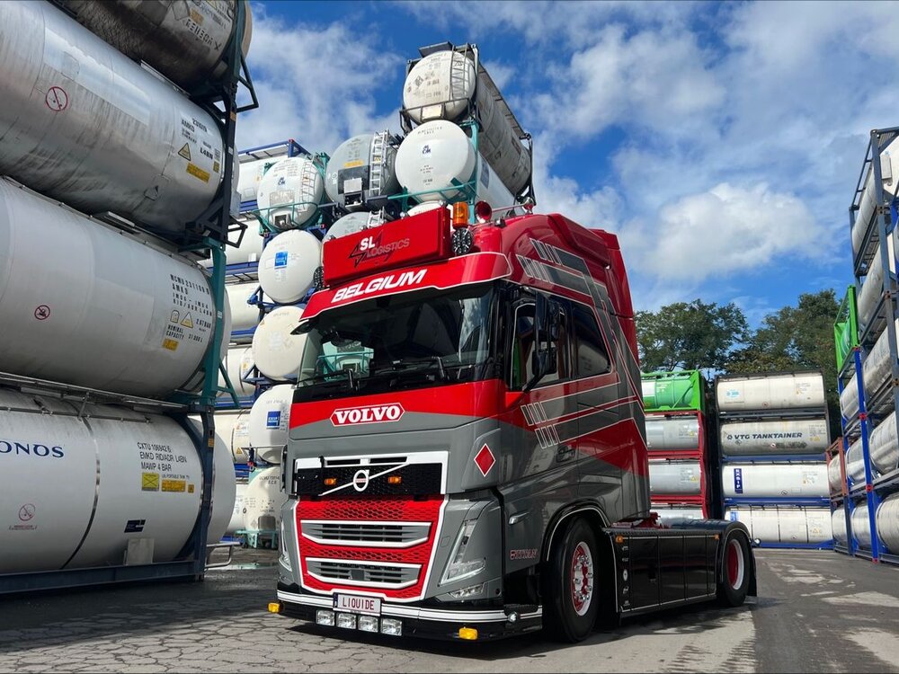 Tekno Tekno SET van 2 x  Volvo FH05 Globetrotter XL 4x2 SL LOGISTICS