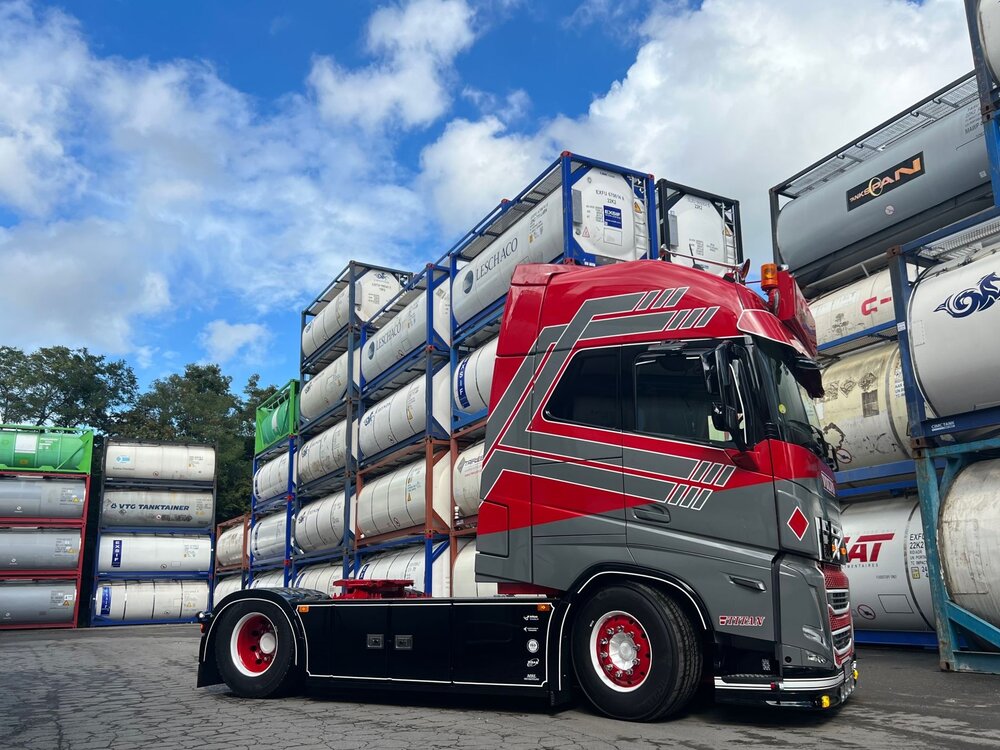 Tekno Tekno SET with 2 x Volvo FH05 Globetrotter XL 4x2 SL LOGISTICS