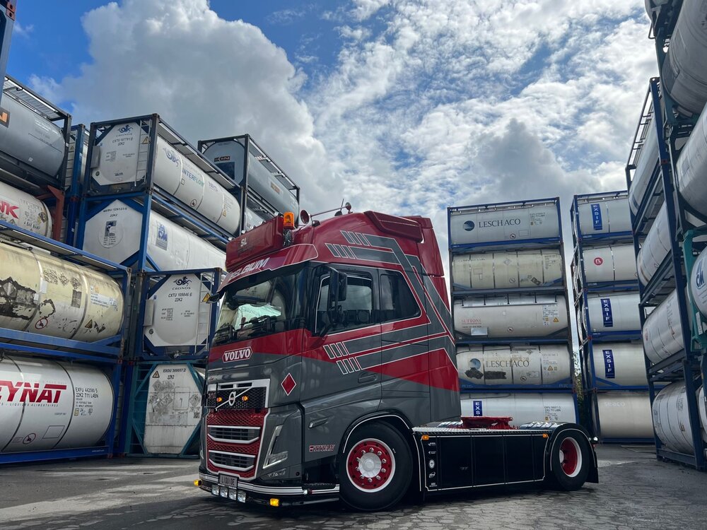 Tekno Tekno SET van 2 x  Volvo FH05 Globetrotter XL 4x2 SL LOGISTICS