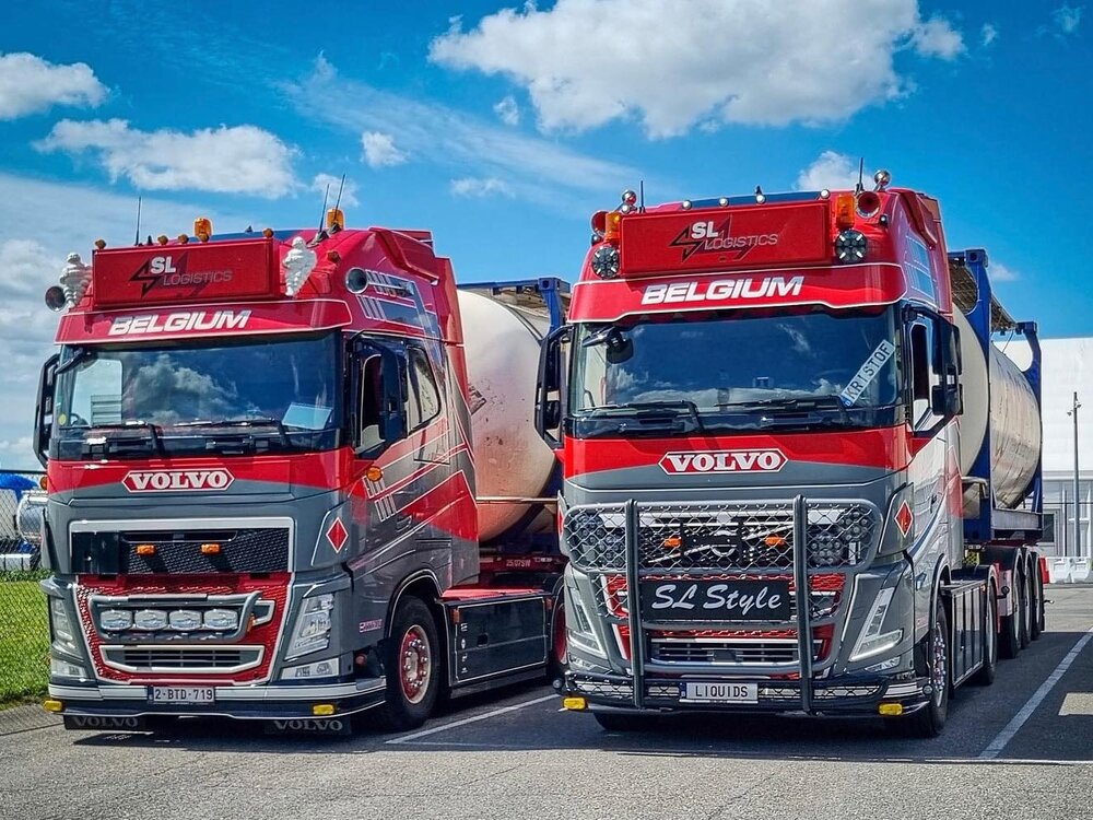 Tekno Tekno SET van 2 x  Volvo FH05 Globetrotter XL 4x2 SL LOGISTICS