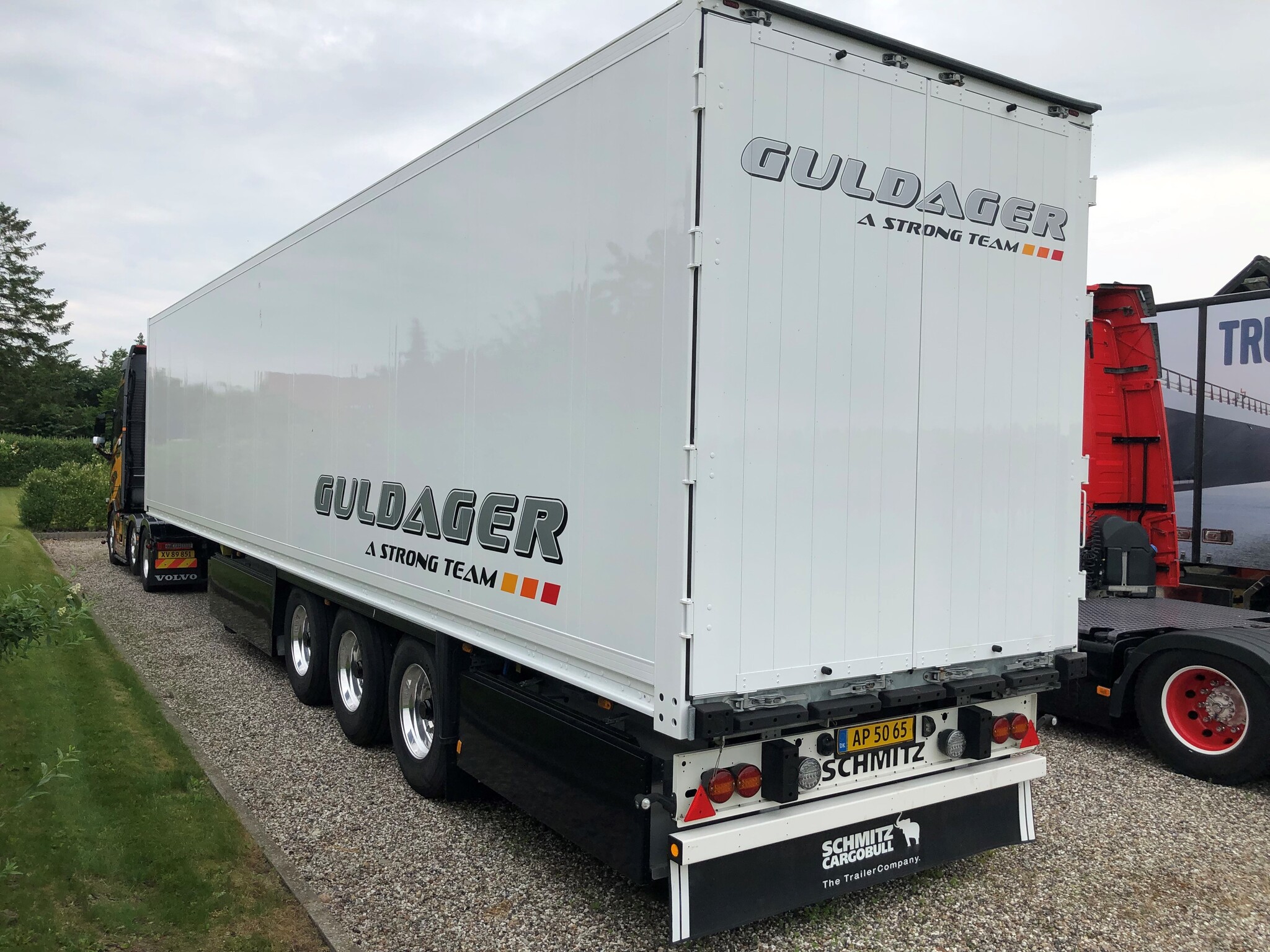 Tekno Volvo FH04 Globetrotter XL 6x2 with 3 axle box trailer Tekno Volvo FH04 Globetrotter XL 6x2 with 3 axle box trailer