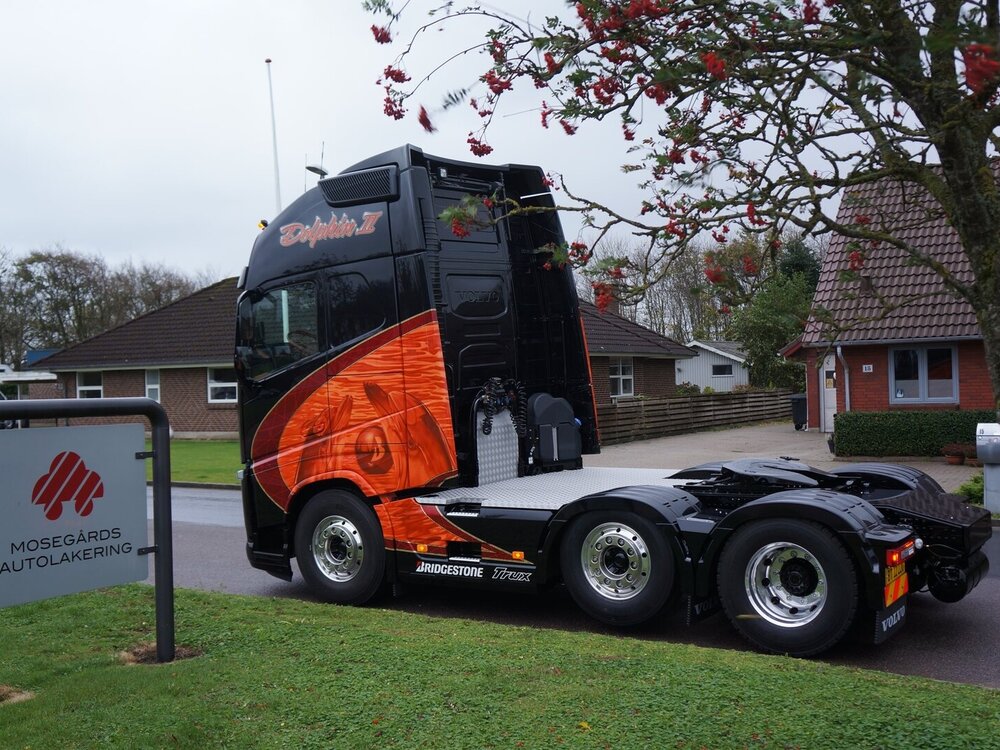 Tekno Tekno Volvo FH04 Globetrotter XL 6x2 met 3-assige kasten oplegger GULDAGER "DOLPHIN 2"