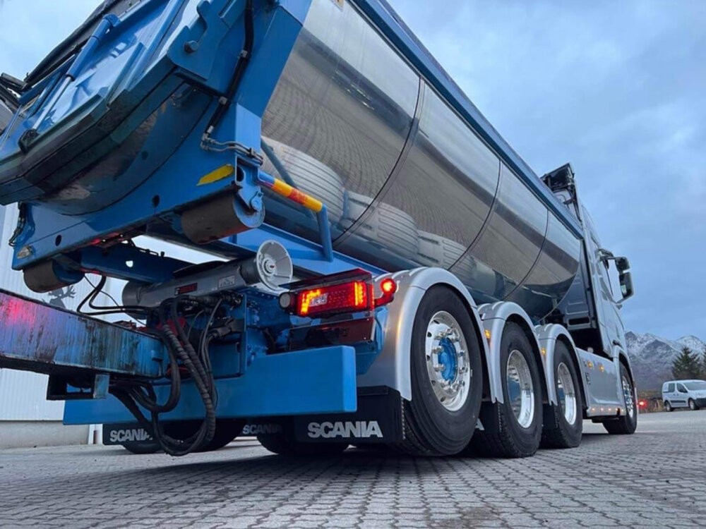 WSI WSI Scania R Highline 8x4 met haakarm systeem + asfalt container Thore Magnussen