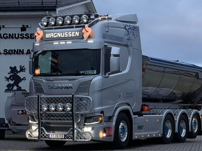 WSI WSI Scania R Highline 8x4 met haakarm systeem + asfalt container Thore Magnussen