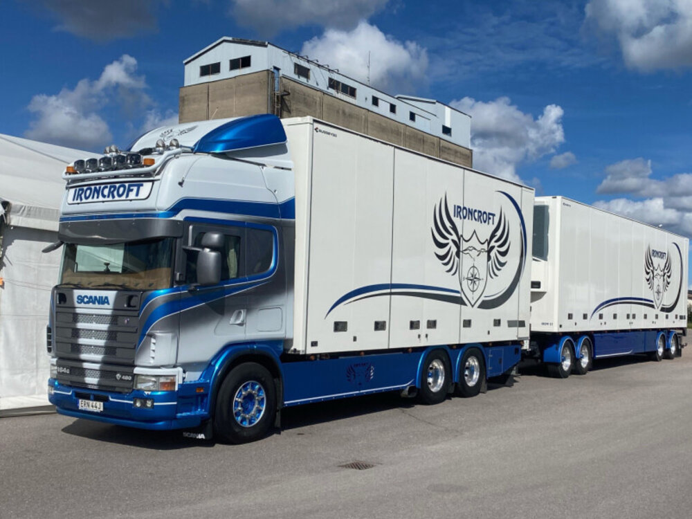 WSI WSI Scania 4-serie Topline 6x2 rigid box truck with 4-axle drawbar trailer IRONCROFT