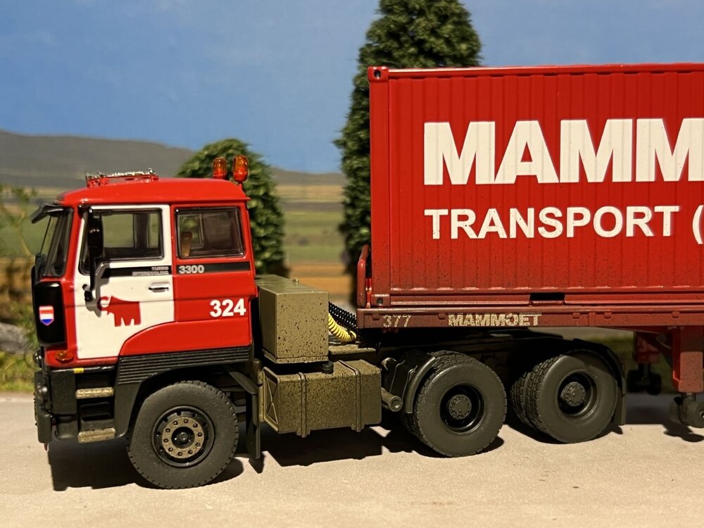 Mammoet store WSI DAF 3300 Classic 3-axle Flatbed trailer + 2 x 20ft. container MAMMOET