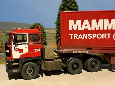 Mammoet store WSI DAF 3300 Classic 3-axle Flatbed trailer + 2 x 20ft. container MAMMOET