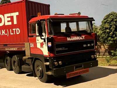 Mammoet store WSI DAF 3300 Classic 3-axle Flatbed trailer + 2 x 20ft. container MAMMOET