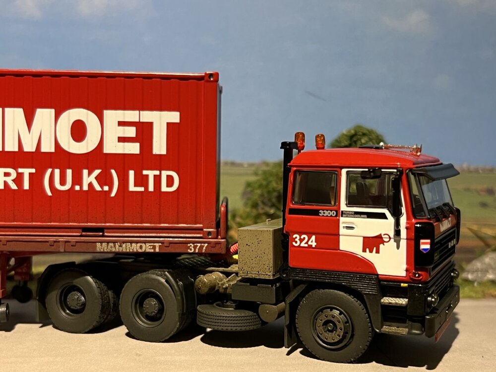 Mammoet store WSI DAF 3300 Classic 3-axle Flatbed trailer + 2 x 20ft. container MAMMOET