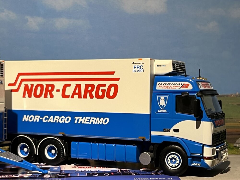 Tekno Tekno Volvo FH12 Globetrotter met 3-assige aanhanger Nor-Cargo