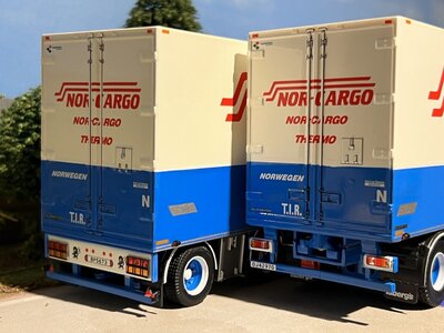 Tekno Tekno Volvo FH12 Globetrotter rigid truck with 3-axle trailer Nor-Cargo