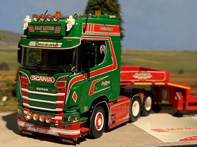 Tekno Tekno Scania Next Gen S580 6x2 with 3-axle lowbed trailer Jan Mues