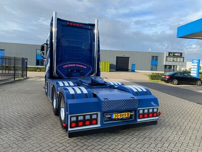 Tekno Tekno Volvo FH04 Globetrotter met 3-assige stenenoplegger  CRIT BEULEN