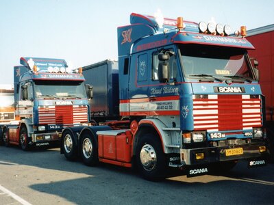 Tekno Tekno Scania 143 6x4 met 3-as schuifzeilen oplegger KNUD NIELSEN