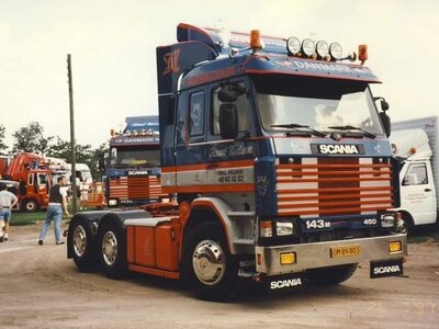 Tekno Tekno Scania 143 6x4 met 3-as schuifzeilen oplegger KNUD NIELSEN