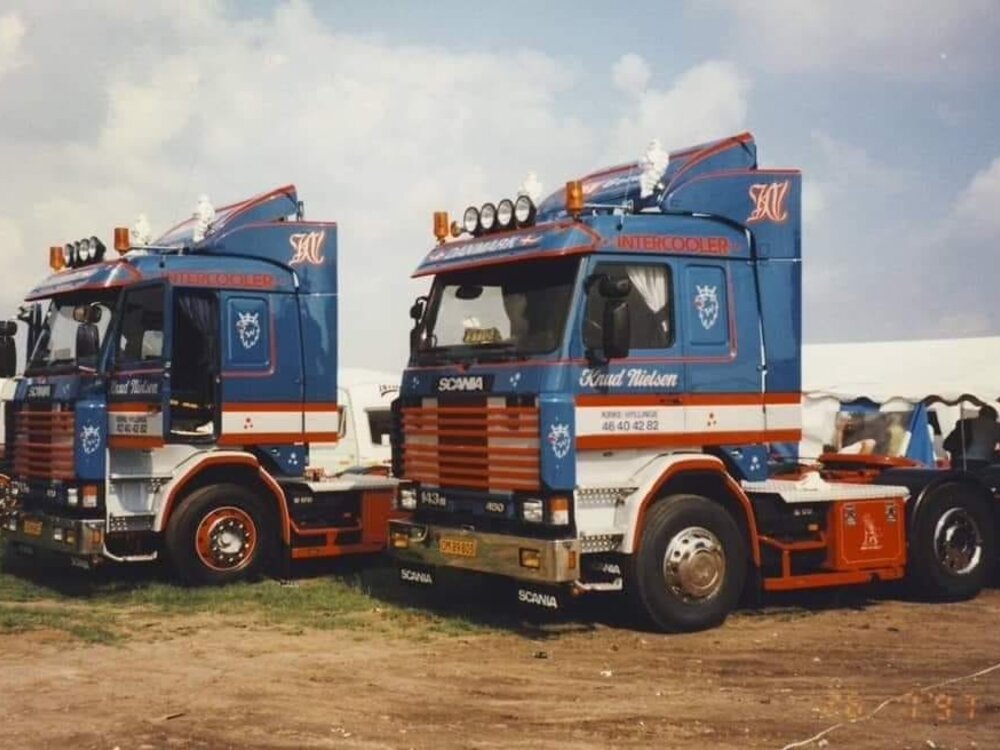 Tekno Tekno Scania 143 6x4 met 3-as schuifzeilen oplegger KNUD NIELSEN