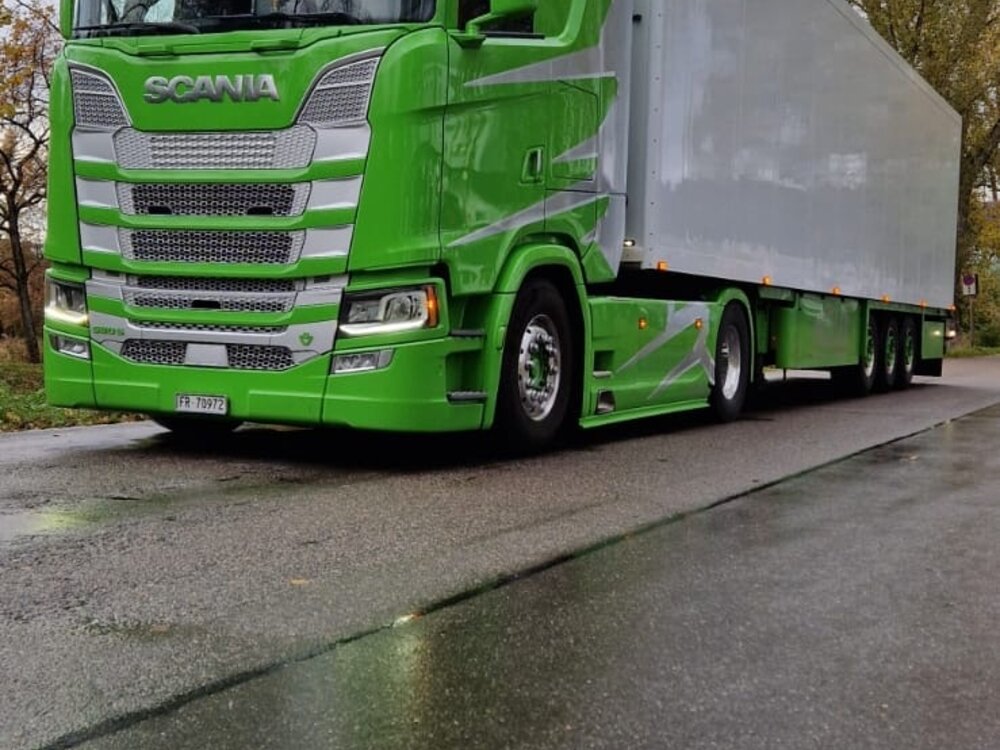 Tekno Tekno Scania Next Gen Highline with 3-axle reefer trailer MULLER "ITALIAN STYLE"