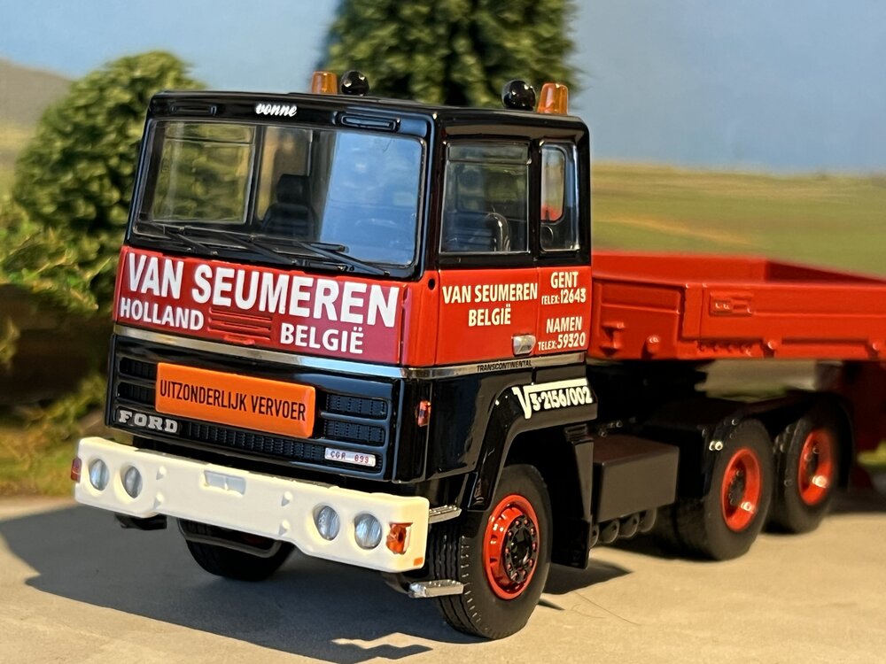 Mammoet store Tekno Ford Transcontinental 6x4 met 4-assige dieplader en 20ft. open top container VAN SEUMEREN - MAMMOET