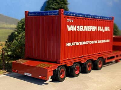 Mammoet store Tekno Ford Transcontinental 6x4 met 4-assige dieplader en 20ft. open top container VAN SEUMEREN - MAMMOET