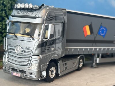 WSI WSI Mercedes-Benz Actros MP5 Giga Space 4x2 met 3-as schuifzeilen oplegger BECATRANS