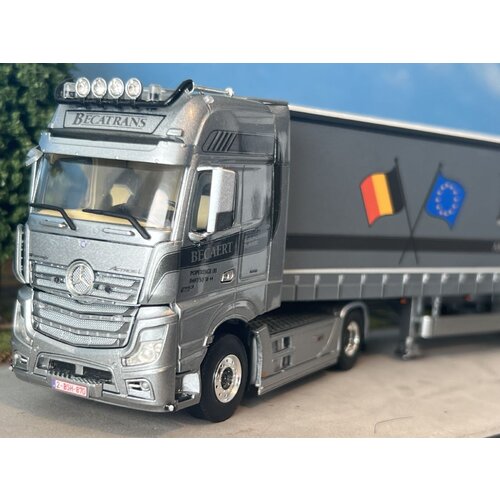 WSI WSI Mercedes-Benz Actros MP5 Giga Space 4x2 met 3-as schuifzeilen oplegger BECATRANS