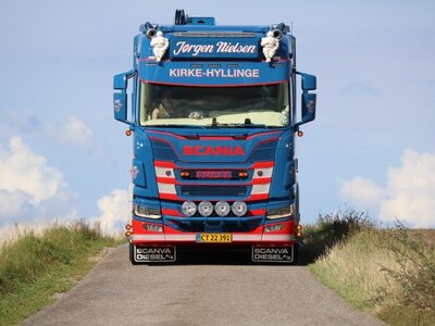 Tekno Tekno Scania Next Gen P-serie haakarm met kraan en lage afzetcontainer JORGEN NIELSEN