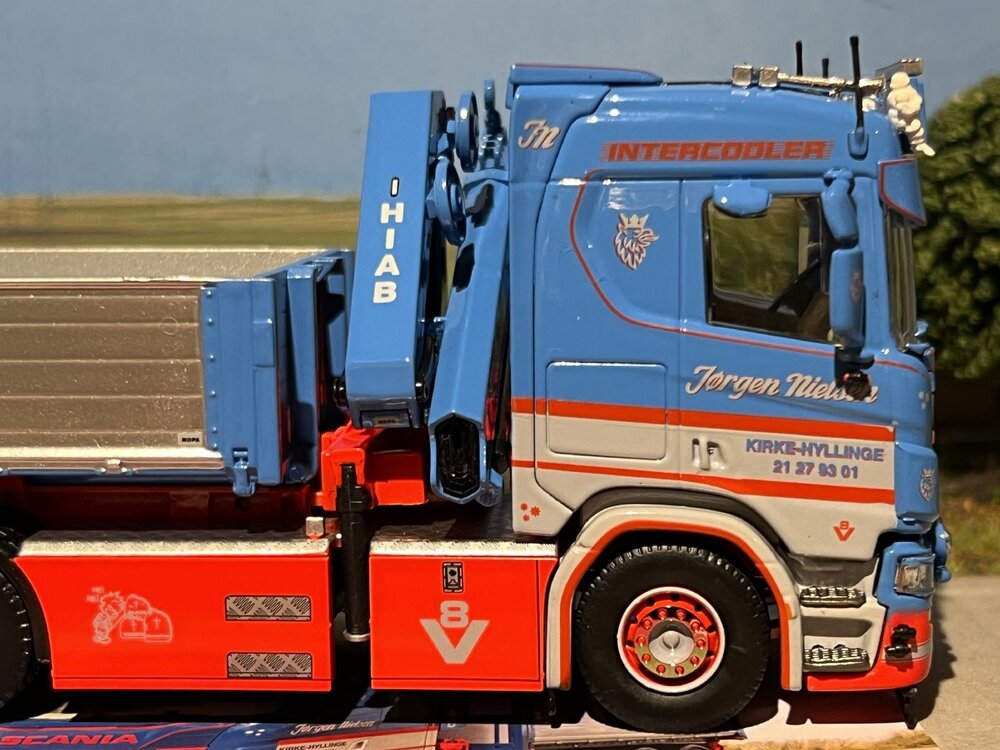 Tekno Tekno Scania Next Gen P-serie haakarm met kraan en lage afzetcontainer JORGEN NIELSEN