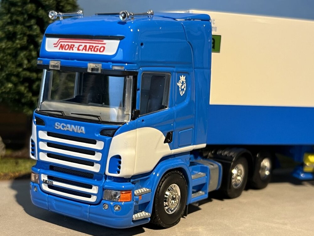 Tekno Tekno Scania R420 Topline 6x2 with 3-axle reefer trailer NOR CARGO