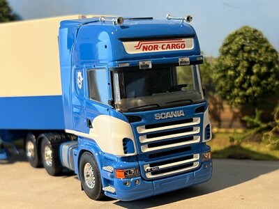 Tekno Tekno Scania R420 Topline 6x2 met 3-as koeloplegger NOR CARGO