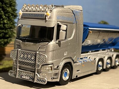 WSI WSI Scania R Highline 8x4 met haakarm systeem + asfalt container Thore Magnussen