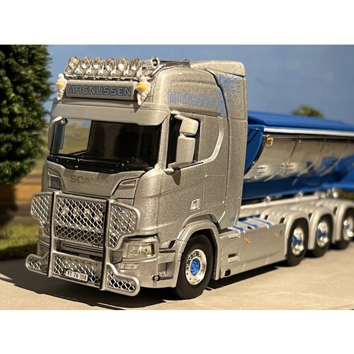 WSI WSI Scania R Highline 8x4 met haakarm systeem + asfalt container Thore Magnussen