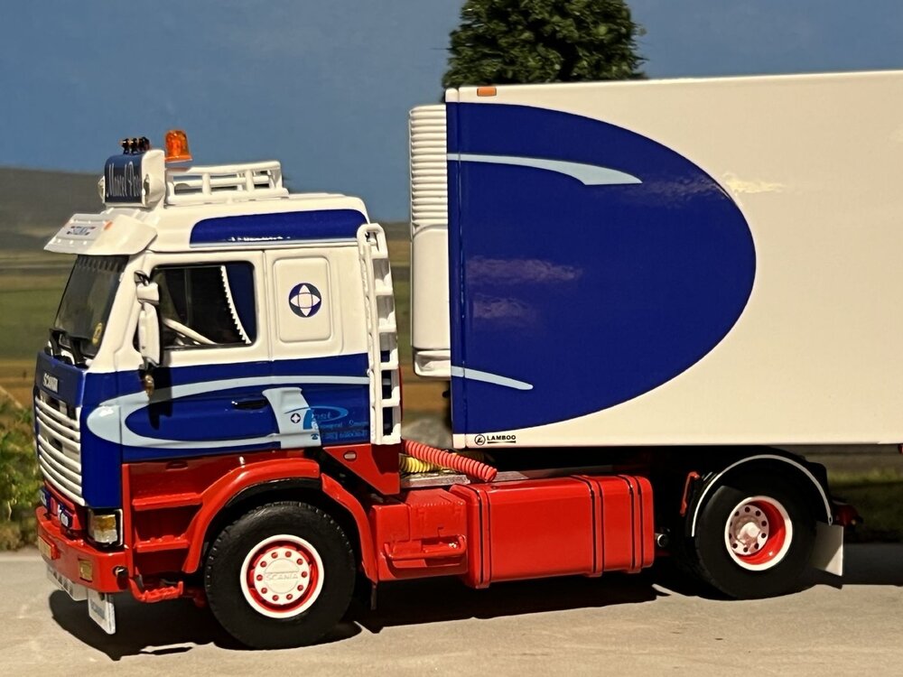 WSI WSI Scania 3-serie 4x2 +  3-as koeloplegger MARCEL POST