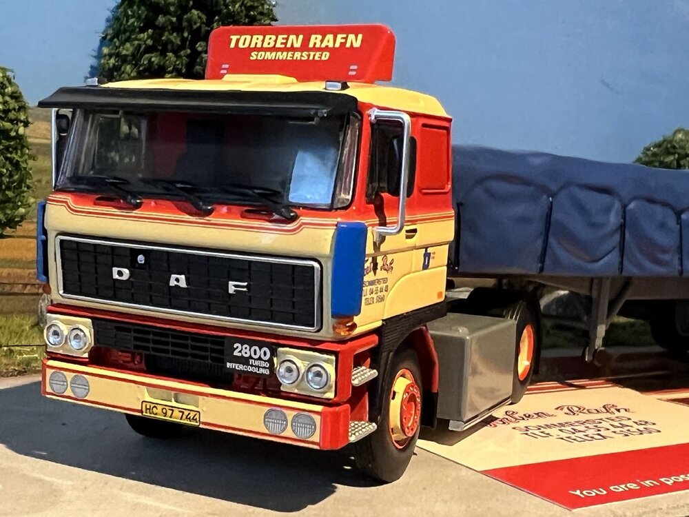 Tekno Tekno DAF 2800 met 3-assige vlakke oplegger met afgedekte lading Torben Rafn