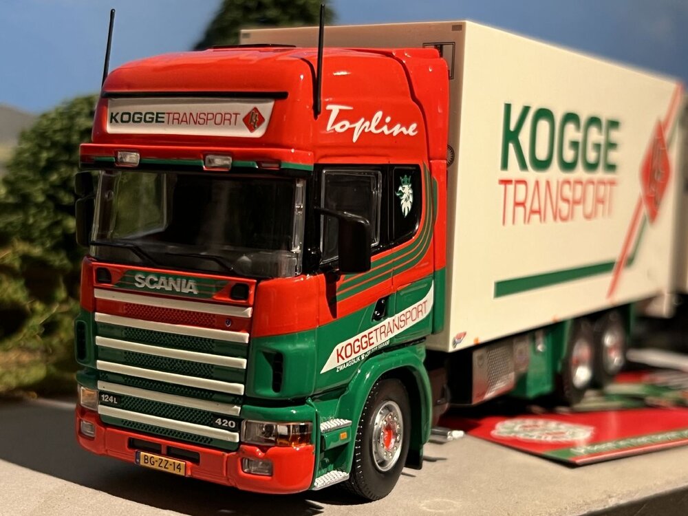 Tekno Tekno Scania 124 topline motorwagen met 2-assige schamelaanhanger KOGGE Transport