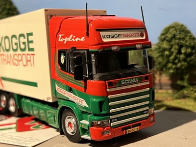 Tekno Tekno Scania 124 topline motorwagen met 2-assige schamelaanhanger KOGGE Transport