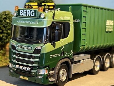 Tekno Tekno Scania Next Gen R530-V8 rigid truck with hooklift trailer BERG