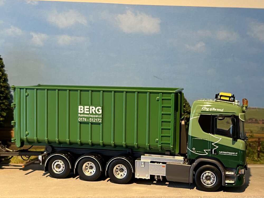 Tekno Tekno Scania Next Gen R530-V8 rigid truck with hooklift trailer BERG