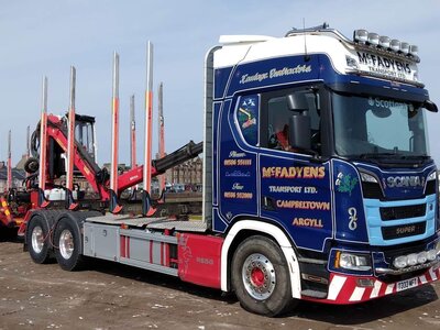 Tekno Tekno Scania Next Gen R650 met 3-assige houtaanhanger MC FADYENS