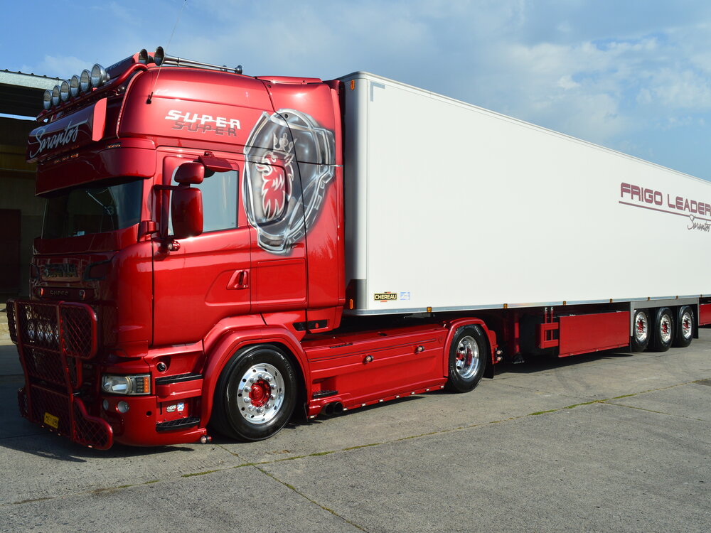 Tekno Tekno Scania R-serie Topline 4x2 met 3-as koeloplegger SARANTOS