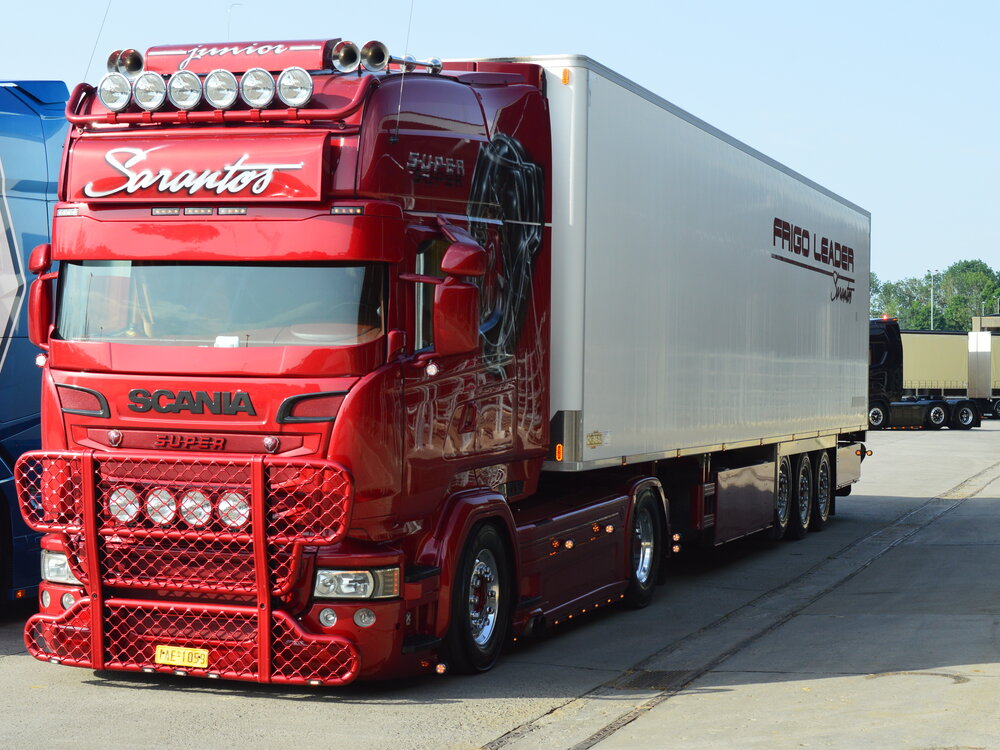 Tekno Tekno Scania R-serie Topline 4x2 met 3-as koeloplegger SARANTOS